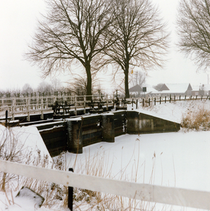 351183 Afbeelding van de toegangsbrug met sluis van het Fort Everdingen bij Everdingen, tijdens winterse omstandigheden.